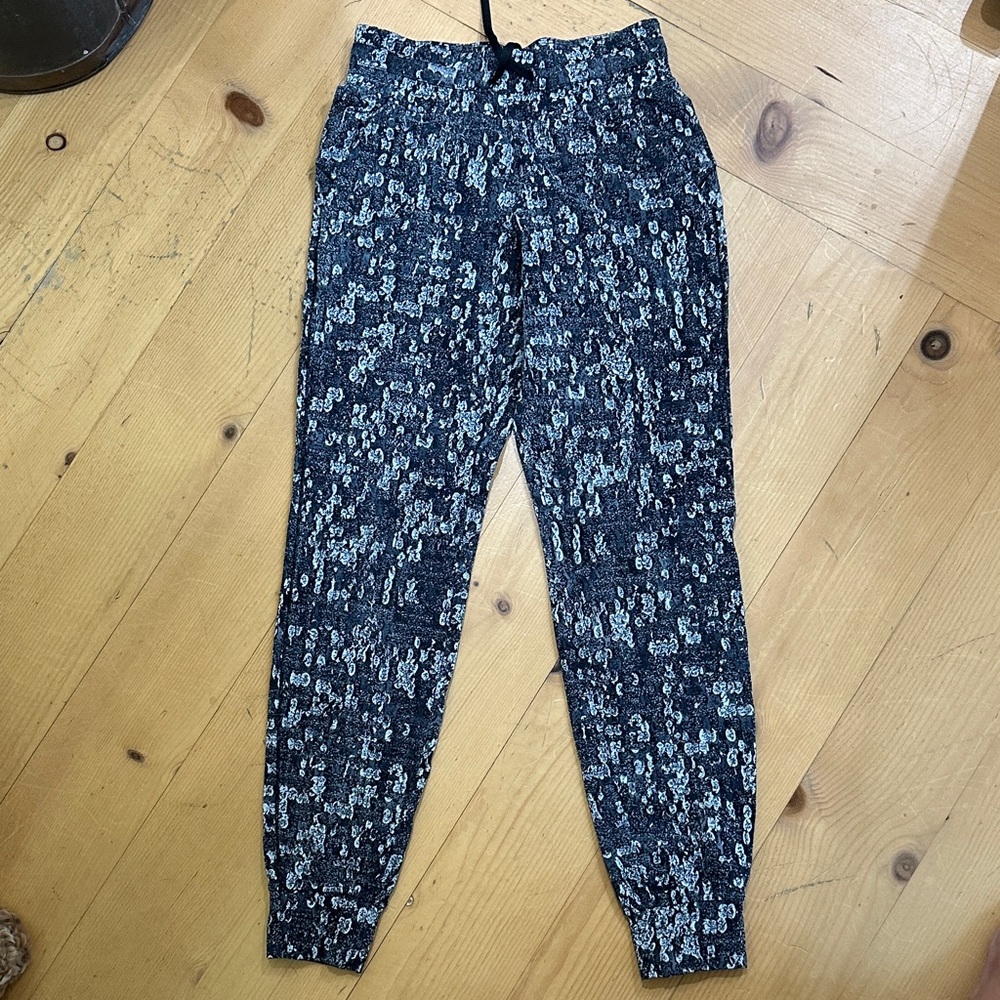 🟠 Lululemon Black and White Patterned Joggers. Size 2